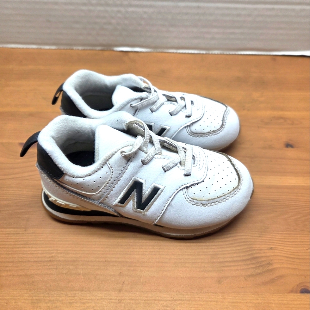 New balance kids Shoes size 8 black and white